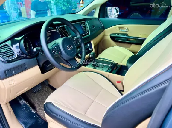 Kia Sedona 2.2 DAT 2016 - Trang bị: cam hành trình, ghế da cao cao cấp, gương hậu tự động chóng chói,  vô lăng 3 chấu