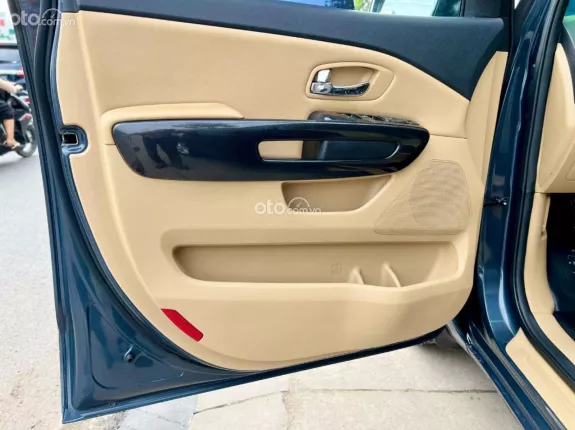 Kia Sedona 2.2 DAT 2016 - Trang bị: cam hành trình, ghế da cao cao cấp, gương hậu tự động chóng chói,  vô lăng 3 chấu