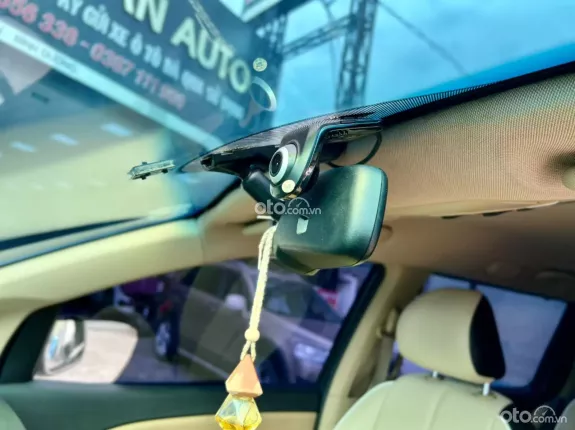 Kia Sedona 2.2 DAT 2016 - Trang bị: cam hành trình, ghế da cao cao cấp, gương hậu tự động chóng chói,  vô lăng 3 chấu