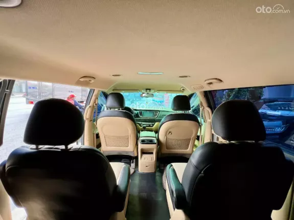 Kia Sedona 2.2 DAT 2016 - Trang bị: cam hành trình, ghế da cao cao cấp, gương hậu tự động chóng chói,  vô lăng 3 chấu
