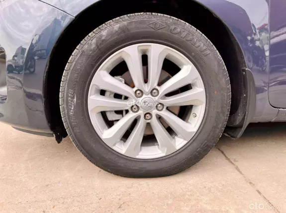 Kia Sedona 2.2 DAT 2016 - Trang bị: cam hành trình, ghế da cao cao cấp, gương hậu tự động chóng chói,  vô lăng 3 chấu