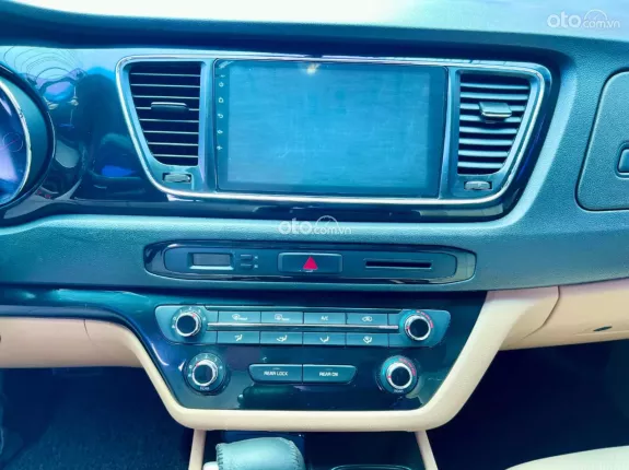 Kia Sedona 2.2 DAT 2016 - Trang bị: cam hành trình, ghế da cao cao cấp, gương hậu tự động chóng chói,  vô lăng 3 chấu