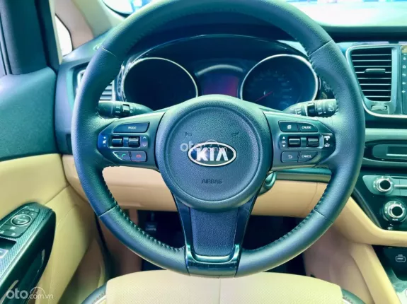 Kia Sedona 2.2 DAT 2016 - Trang bị: cam hành trình, ghế da cao cao cấp, gương hậu tự động chóng chói,  vô lăng 3 chấu