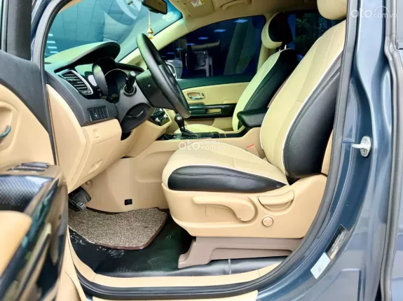 Kia Sedona 2.2 DAT 2016 - Trang bị: cam hành trình, ghế da cao cao cấp, gương hậu tự động chóng chói,  vô lăng 3 chấu