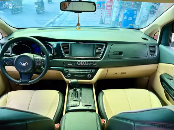 Kia Sedona 2.2 DAT 2016 - Trang bị: cam hành trình, ghế da cao cao cấp, gương hậu tự động chóng chói,  vô lăng 3 chấu