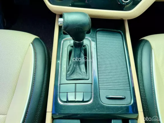 Kia Sedona 2.2 DAT 2016 - Trang bị: cam hành trình, ghế da cao cao cấp, gương hậu tự động chóng chói,  vô lăng 3 chấu