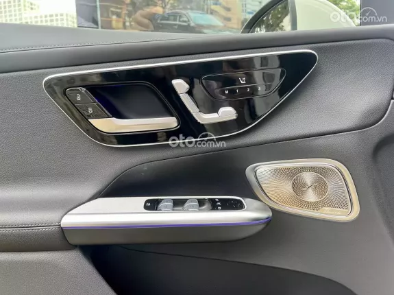 Mercedes-Benz GLC 300 4Matic 2023 - Trắng nt đen siêu lướt