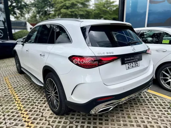Mercedes-Benz GLC 300 4Matic 2023 - Trắng nt đen siêu lướt
