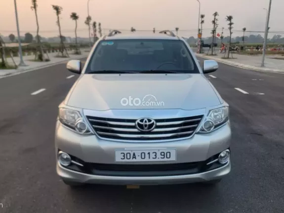 Toyota Fortuner 2.7 V 4X2 AT 2016 - Máy xăng 2.7,số tự động