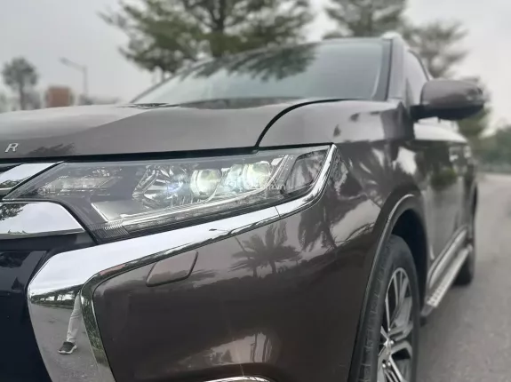 Mitsubishi Outlander 2.0 CVT Premium 2018 - 615 triệu
