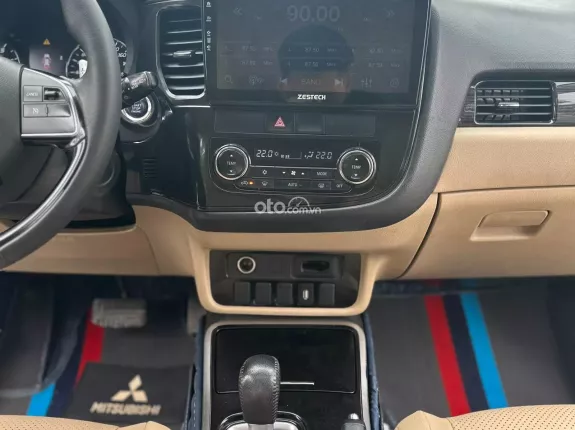 Mitsubishi Outlander 2.0 CVT Premium 2018 - 615 triệu