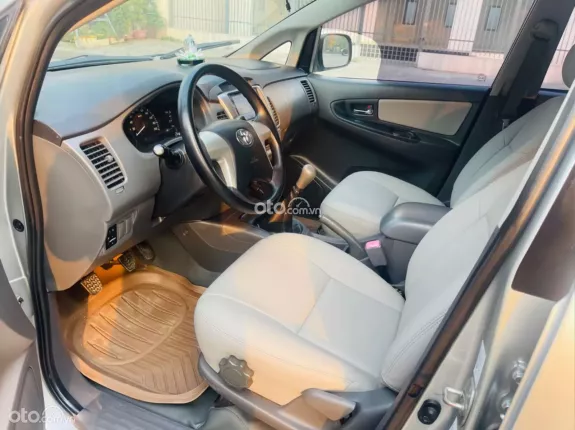 Toyota Innova 2.0E 2014 - Ko dịch vụ , hơn 300tr
