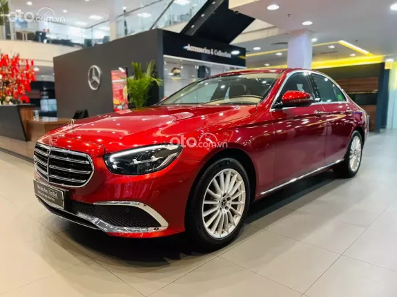 Mercedes-Benz E200 Exclusive V1 2023 - Chỉ 20 km - Màu đỏ siêu lướt