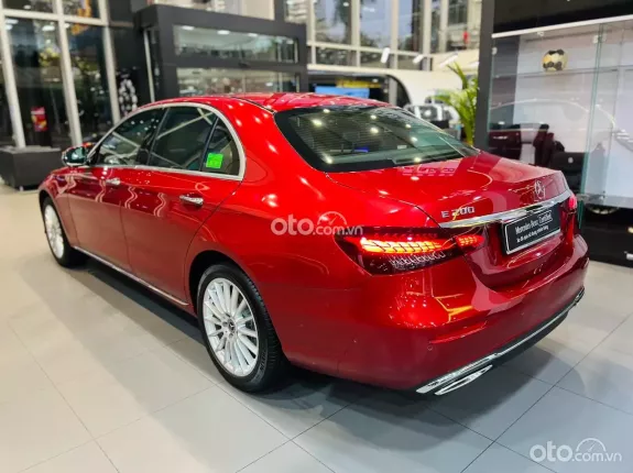 Mercedes-Benz E200 Exclusive V1 2023 - Chỉ 20 km - Màu đỏ siêu lướt