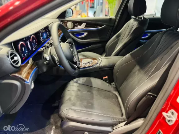 Mercedes-Benz E200 Exclusive V1 2023 - Chỉ 20 km - Màu đỏ siêu lướt