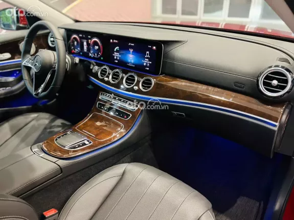 Mercedes-Benz E200 Exclusive V1 2023 - Chỉ 20 km - Màu đỏ siêu lướt