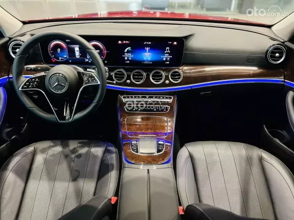 Mercedes-Benz E200 Exclusive V1 2023 - Chỉ 20 km - Màu đỏ siêu lướt
