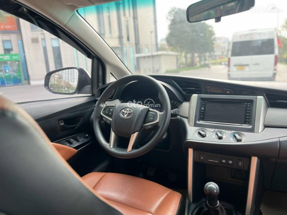 Toyota Innova 2.0E 2018 - Bán Inova 2018 E đi 80000 km xe đẹp xuất sắc