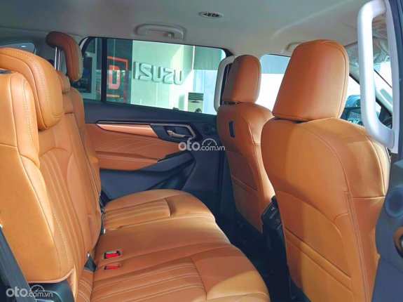 Isuzu mu-X B7 Plus 4x2 AT 2024 - Xe có sẵn giao ngay