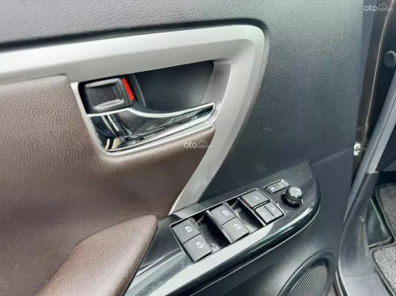 Toyota Fortuner 2.7 V 4X2 AT 2018 - Xuất hóa đơn cao
