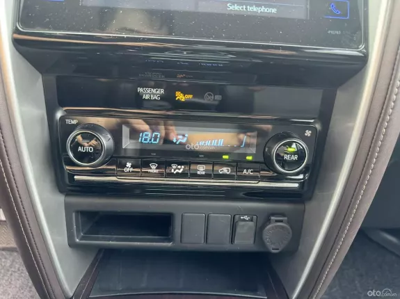 Toyota Fortuner 2.7 V 4X2 AT 2018 - Xuất hóa đơn cao