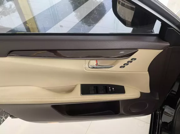 Lexus ES 250 2016 - Sedan 5 chỗ cao cấp, Full Options, keo chỉ Zin tuyệt đối