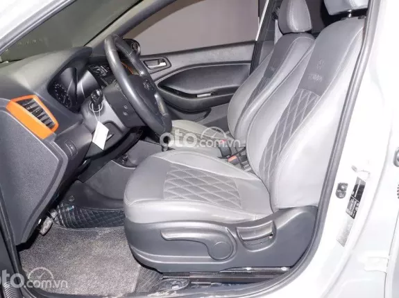 Hyundai i20 Active 1.4 AT 2015 - Hyundai i20 1.4 AT Active Bạc 2015