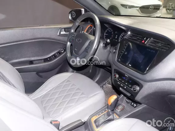 Hyundai i20 Active 1.4 AT 2015 - Hyundai i20 1.4 AT Active Bạc 2015