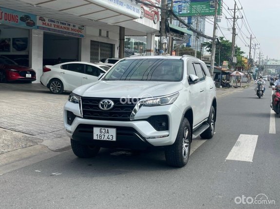 Toyota Fortuner 2.4 AT 4x2 Legender 2022 - Máy dầu số tự động 1 cầu 2WD đi đúng 25 ngàn kilomet
