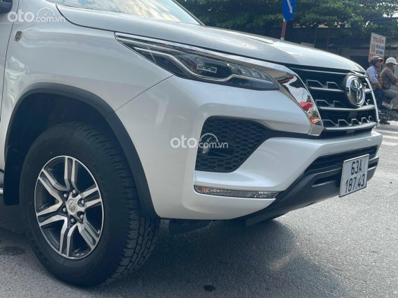 Toyota Fortuner 2.4 AT 4x2 Legender 2022 - Máy dầu số tự động 1 cầu 2WD đi đúng 25 ngàn kilomet