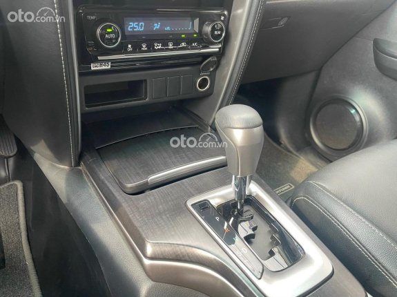 Toyota Fortuner 2.4 AT 4x2 Legender 2022 - Máy dầu số tự động 1 cầu 2WD đi đúng 25 ngàn kilomet