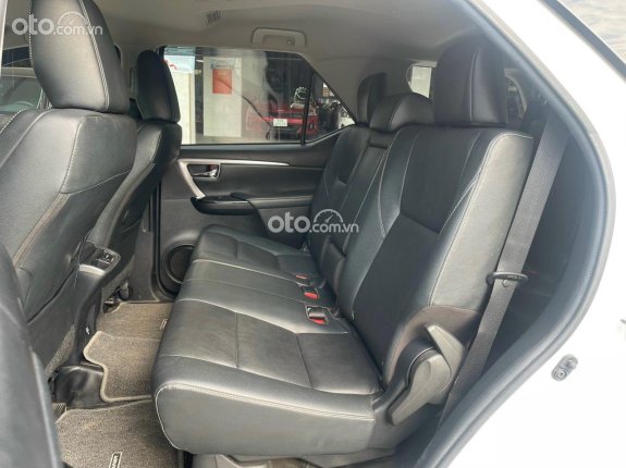 Toyota Fortuner 2.4 AT 4x2 Legender 2022 - Máy dầu số tự động 1 cầu 2WD đi đúng 25 ngàn kilomet