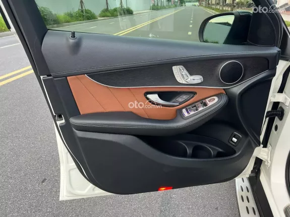 Mercedes-Benz GLC 300 4Matic Coupe 2019 - Odo 2,4 vạn miles zin full ls hãng