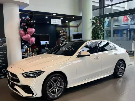 Mercedes-Benz C300 AMG 2024 - Sốc tặng 50% phí trước bạ, giảm ngay 200tr nóng cho khách liên hệ em Hoài ngay