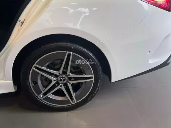 Mercedes-Benz C300 AMG 2024 - Sốc tặng 50% phí trước bạ, giảm ngay 200tr nóng cho khách liên hệ em Hoài ngay