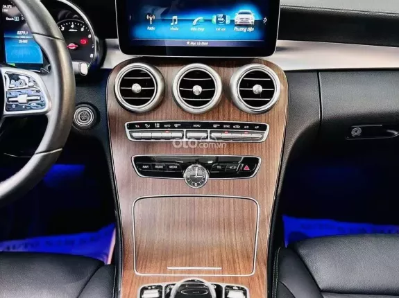 Mercedes-Benz C200 Exclusive 2019 - Xe 1 chủ từ mới - nước sơn zin nguyên vẫn còn bóng loáng