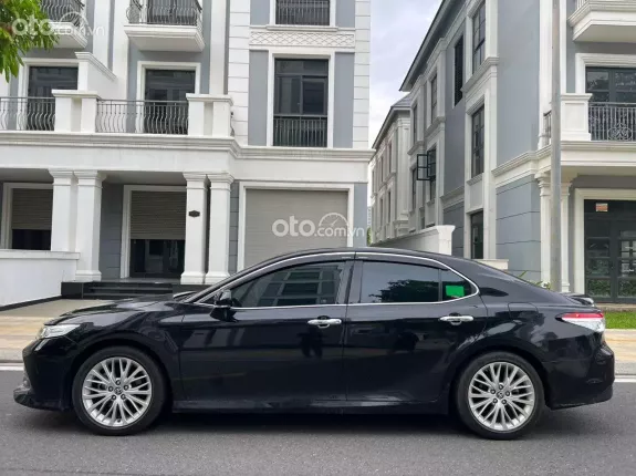 Toyota Camry 2.5Q 2021 - Nhập Thái, chạy chuẩn 3 vạn, lên 50tr tiền đồ chơi, hỗ trợ trả góp