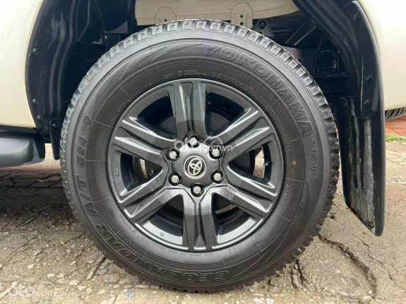 Toyota Hilux 2.4E 4×2 AT 2020 - Tư nhân lốp theo cả dàn - giá chỉ hơn 600tr