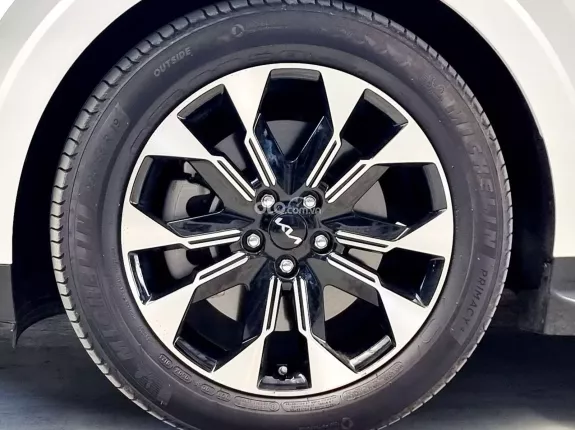 Kia Carnival 2.2D Signature 2023 - Lướt 9100km, mới 99%, hỗ trợ góp