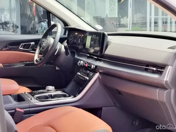 Kia Carnival 2.2D Signature 2023 - Lướt 9100km, mới 99%, hỗ trợ góp