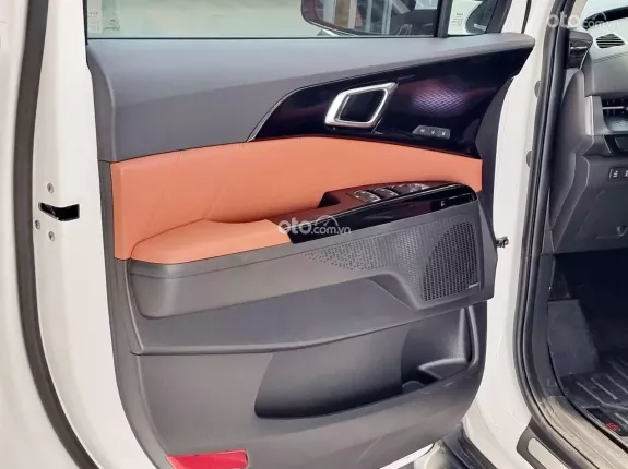 Kia Carnival 2.2D Signature 2023 - Lướt 9100km, mới 99%, hỗ trợ góp