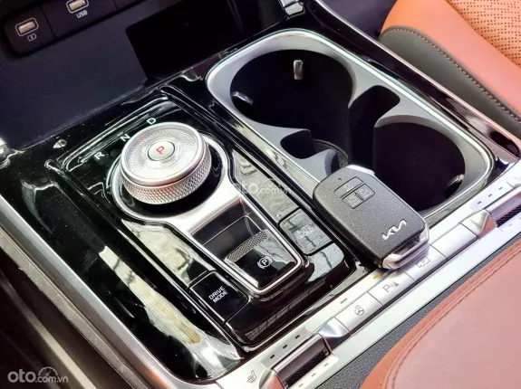 Kia Carnival 2.2D Signature 2023 - Lướt 9100km, mới 99%, hỗ trợ góp