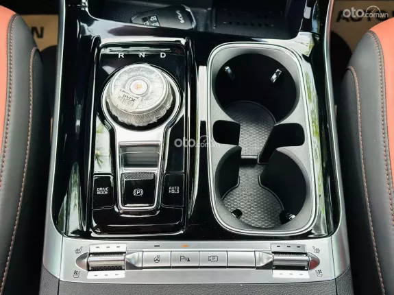 Kia Carnival 2.2D Signature 2022 - Nâng cấp: Ghế thương gia cao cấp có massage ghế, sưởi ghế, sàn gỗ, trần nỉ...