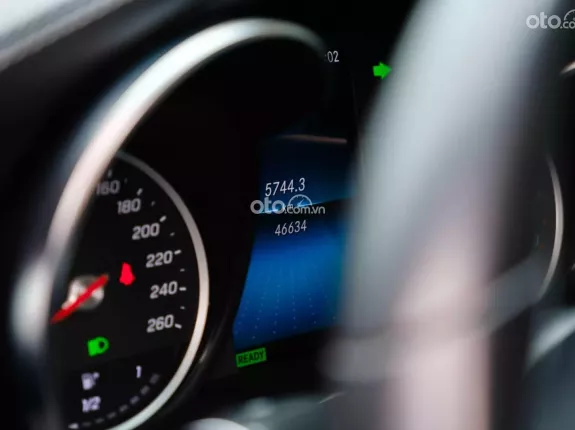 Mercedes-Benz C200 Exclusive 2019 - Xe bản FL có cửa sổ trời - Bao check xe thoải mái