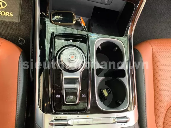 Kia Carnival 2.2D Signature 2021 - Xe màu trắng cực mới, biển thành phố, chạy lướt hơn 2 vạn km, trang bị full option