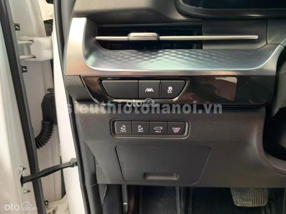 Kia Carnival 2.2D Signature 2021 - Xe màu trắng cực mới, biển thành phố, chạy lướt hơn 2 vạn km, trang bị full option