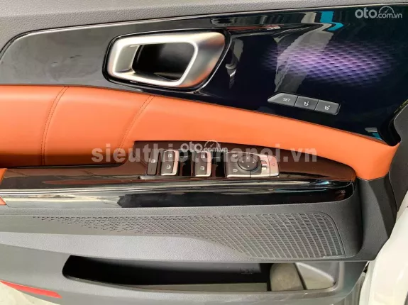 Kia Carnival 2.2D Signature 2021 - Xe màu trắng cực mới, biển thành phố, chạy lướt hơn 2 vạn km, trang bị full option