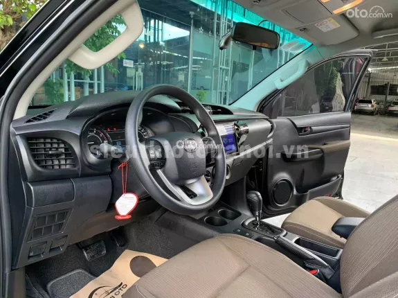 Toyota Hilux 2.4E 4×2 AT 2019 - Xe nhập Thái, máy dầu số tự động, zin nguyên bản, đã lên màn hình Android, nắp thùng