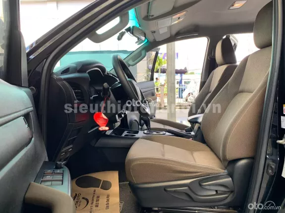 Toyota Hilux 2.4E 4×2 AT 2019 - Xe nhập Thái, máy dầu số tự động, zin nguyên bản, đã lên màn hình Android, nắp thùng