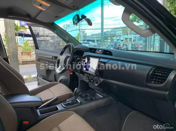 Toyota Hilux 2.4E 4×2 AT 2019 - Xe nhập Thái, máy dầu số tự động, zin nguyên bản, đã lên màn hình Android, nắp thùng